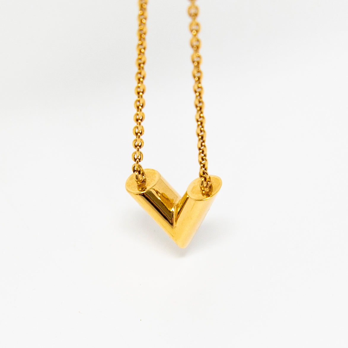 Essential v deals necklace louis vuitton