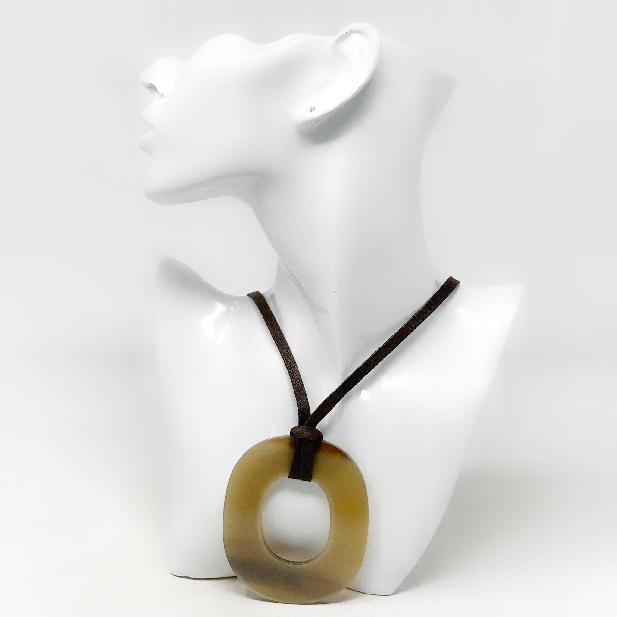 HERMES Lena necklace in buffalo horn, L. 80 cm. Signed p… | Drouot.com